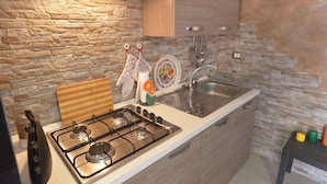 Coffee/tea maker, fridge, oven, stovetop - Villa Lucente, with private pool near Syracuse (Floridia)