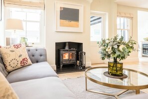 TV, fireplace - 1 Fawcett Road, Aldeburgh (Aldeburgh)