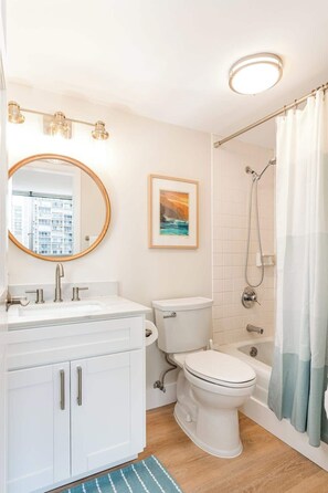 Shower, hair dryer, towels, shampoo - [New] Walk Score 95 | Mtn+City View | Kitchenette (Honolulu)