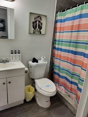 Bidet, towels, soap, toilet paper - Cozy studio in Hollywood_101 (Hollywood)