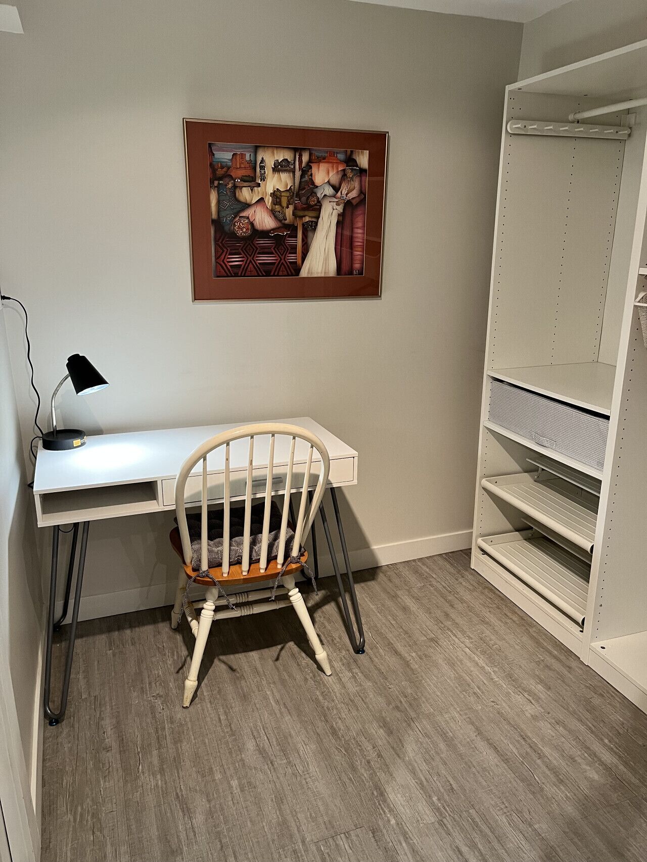 Une pièce comprenant un bureau, une chaise et des étagères.