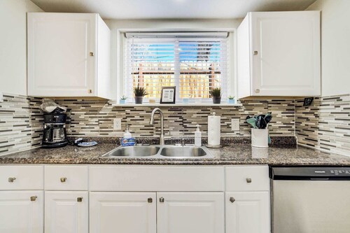 Modern 3BR Retreat Near Garden of Gods, Sleeps 7