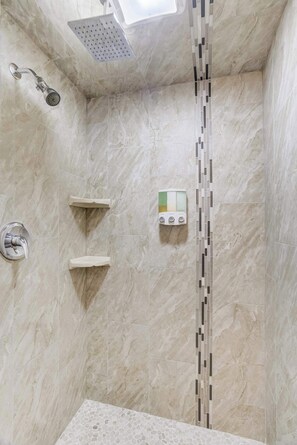 Shower, towels - Modern 3BR Retreat Near Garden of Gods, Sleeps 7 (Colorado Springs)