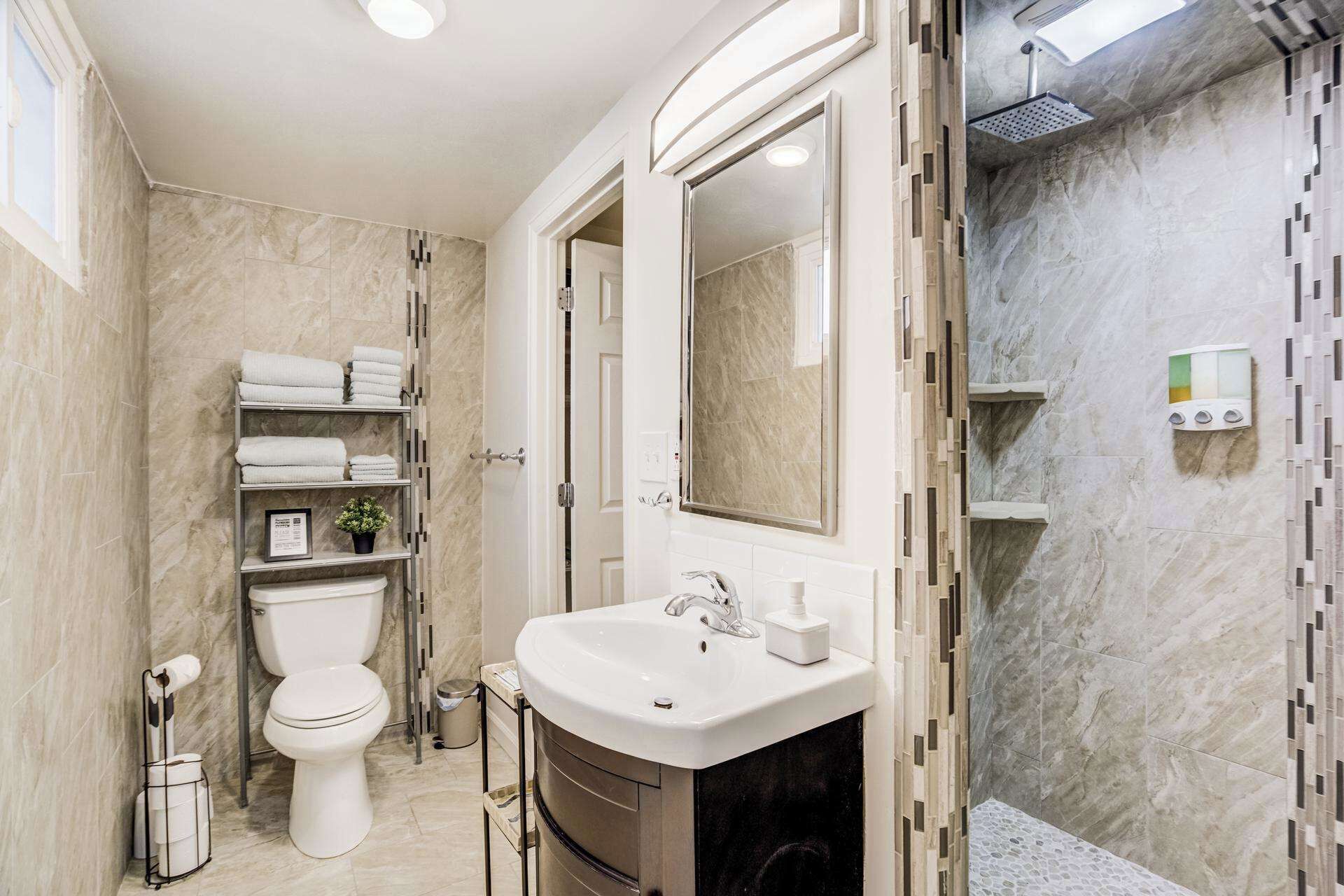 Een douche, handdoeken