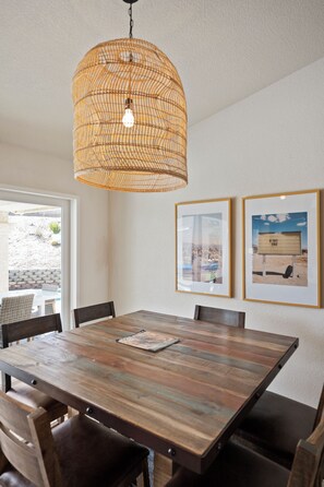 Dining - Desert Paradise - Pool & Heated Spa - 3 Bedroom Private House Near Joshua Tree (Yucca Valley)