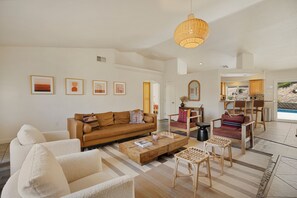 Living area - Desert Paradise - Pool & Heated Spa - 3 Bedroom Private House Near Joshua Tree (Yucca Valley)