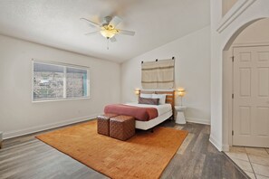 Room - Desert Paradise - Pool & Heated Spa - 3 Bedroom Private House Near Joshua Tree (Yucca Valley)