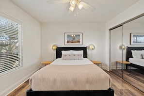 Room - Desert Paradise - Pool & Heated Spa - 3 Bedroom Private House Near Joshua Tree (Yucca Valley)