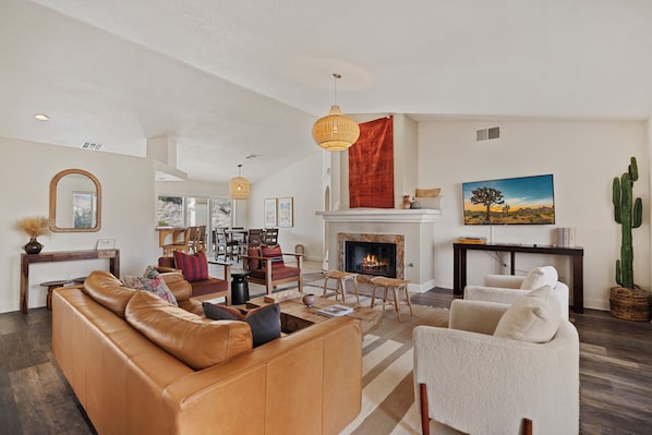 Living area - Desert Paradise - Pool & Heated Spa - 3 Bedroom Private House Near Joshua Tree (Yucca Valley)