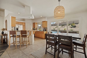 Dining - Desert Paradise - Pool & Heated Spa - 3 Bedroom Private House Near Joshua Tree (Yucca Valley)