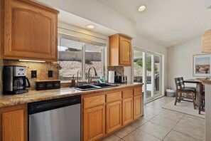 Private kitchen - Desert Paradise - Pool & Heated Spa - 3 Bedroom Private House Near Joshua Tree (Yucca Valley)