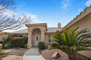 Exterior - Desert Paradise - Pool & Heated Spa - 3 Bedroom Private House Near Joshua Tree (Yucca Valley)