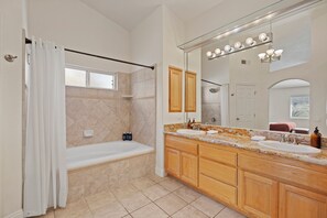 Jetted bath, hair dryer, towels, soap - Desert Paradise - Pool & Heated Spa - 3 Bedroom Private House Near Joshua Tree (Yucca Valley)