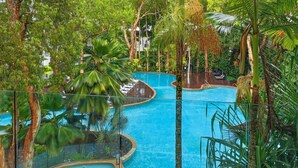 Ein Pool, umgeben von tropischer Vegetation.
