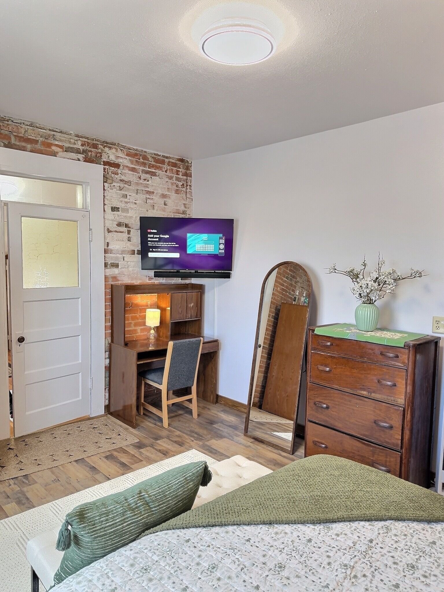 Iron/ironing board, WiFi, bed sheets