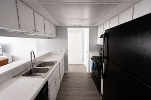 Fridge, oven, stovetop, dishwasher