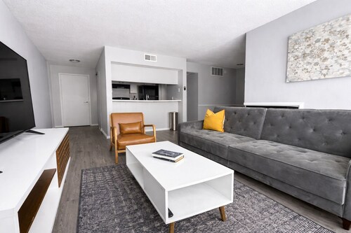 Sleepover | Beautiful 1BD/1BA + Gym - Wichita