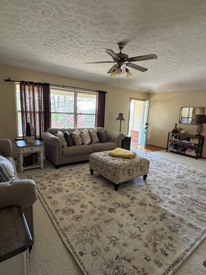 Smart TV - 3-bedroom house in amazing Mountain Home with AC comfort (Mountain Home)