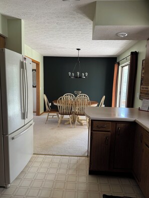 Dining - 3-bedroom house in amazing Mountain Home with AC comfort (Mountain Home)