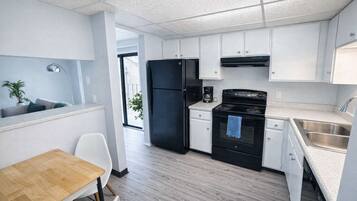 Fridge, oven, stovetop, dishwasher
