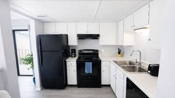 Fridge, oven, stovetop, dishwasher