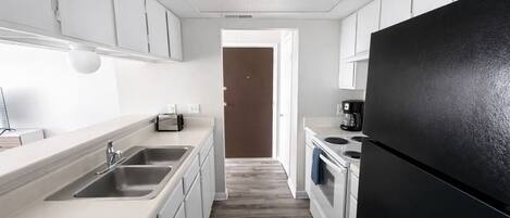 Coffee/tea maker, fridge, oven, stovetop