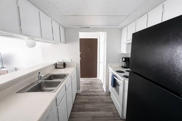Fridge, oven, stovetop, dishwasher