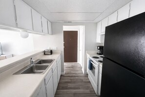 Private kitchen - Sleepover | Tasteful 1BD/1BA + Gym - Wichita (Wichita)