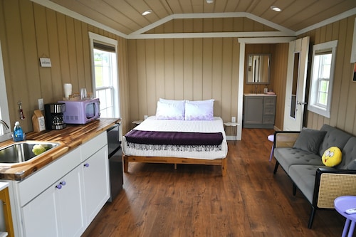 Serenity Escape: Calm Cottage