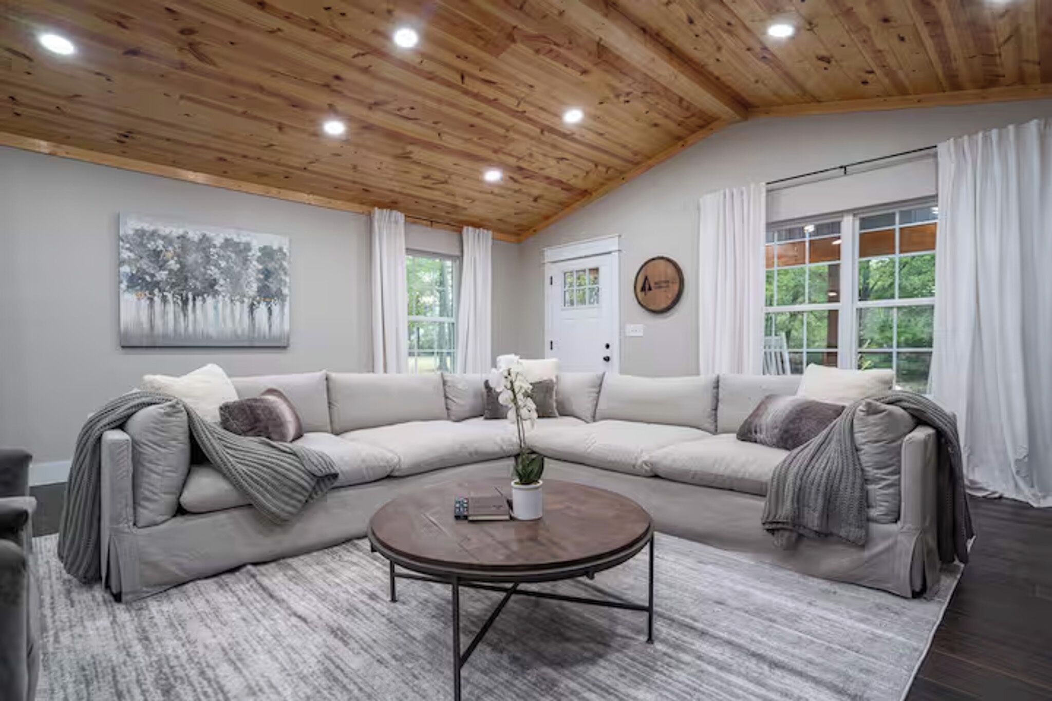 Smart TV, fireplace, ping pong