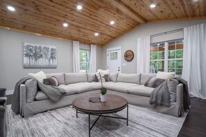 Smart TV, fireplace, ping pong - Wooded Retreat/1.3 Acres/Fire Pit/King Bed/Hiking/Near Sewanee & Caverns (Monteagle)