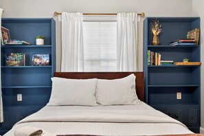 Tabla de planchar con plancha, cuna de viaje, wifi y ropa de cama 