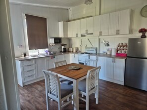 Microondas, horno y placa de cocina