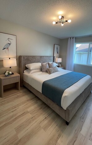 Tabla de planchar con plancha, wifi y ropa de cama