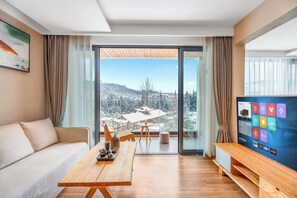 Deluxe Suite, Mountain View | Living room