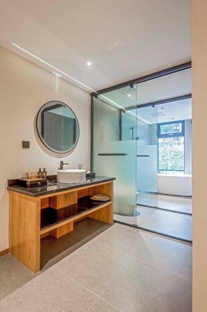 Standard Triple Room, Mountain View | Bathroom | Free toiletries, hair dryer, towels, soap - Qixiannv Homestay Xiannv Mountain Shop (Chongqing)
