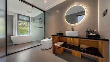 Quarto casal elite, vista para a montanha | Banheiro | Produtos de toalete grátis, secador de cabelo, toalhas de banho