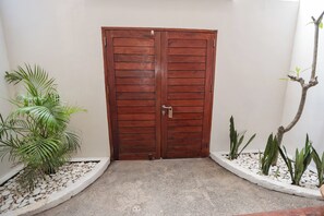 Kahden hengen deluxe-huone, 1 suuri parisänky, näköala puutarhaan | Näkymä puutarhaan