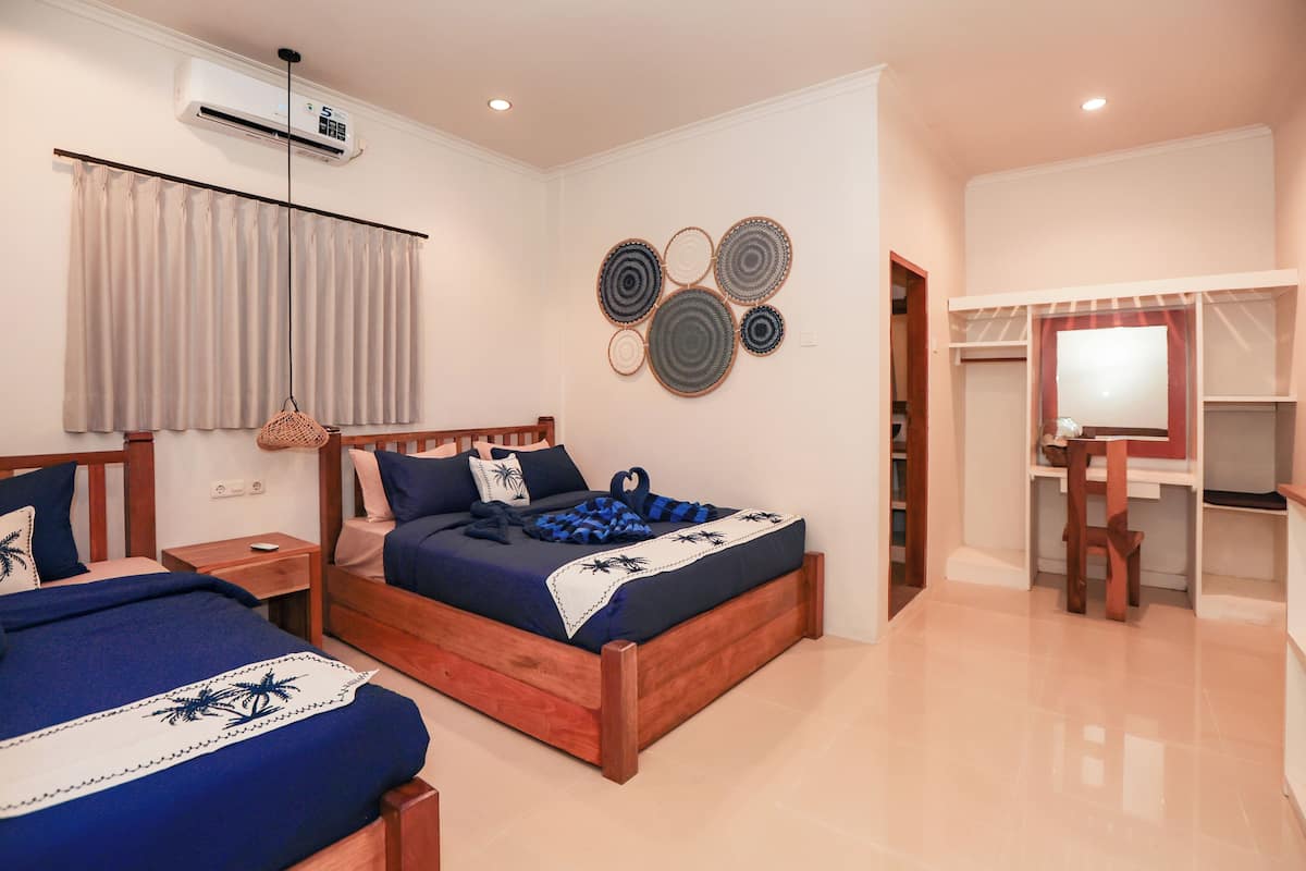 Un dormitorio con una cama de madera, un escritorio y un armario.
