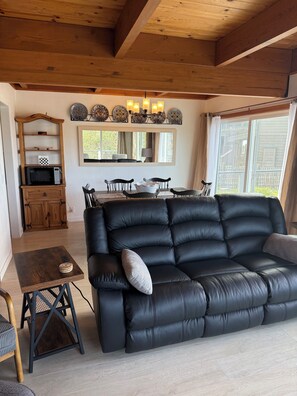 TV, fireplace, books - NEW LISTING! Oceanfront Coastal Home-SPECTACULAR VIEWS with Hot Tub & Large Deck (Gualala)