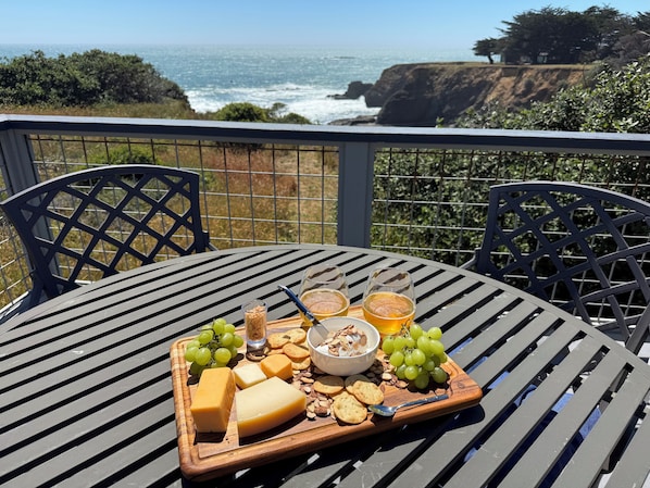 Outdoor dining - NEW LISTING! Oceanfront Coastal Home-SPECTACULAR VIEWS with Hot Tub & Large Deck (Gualala)