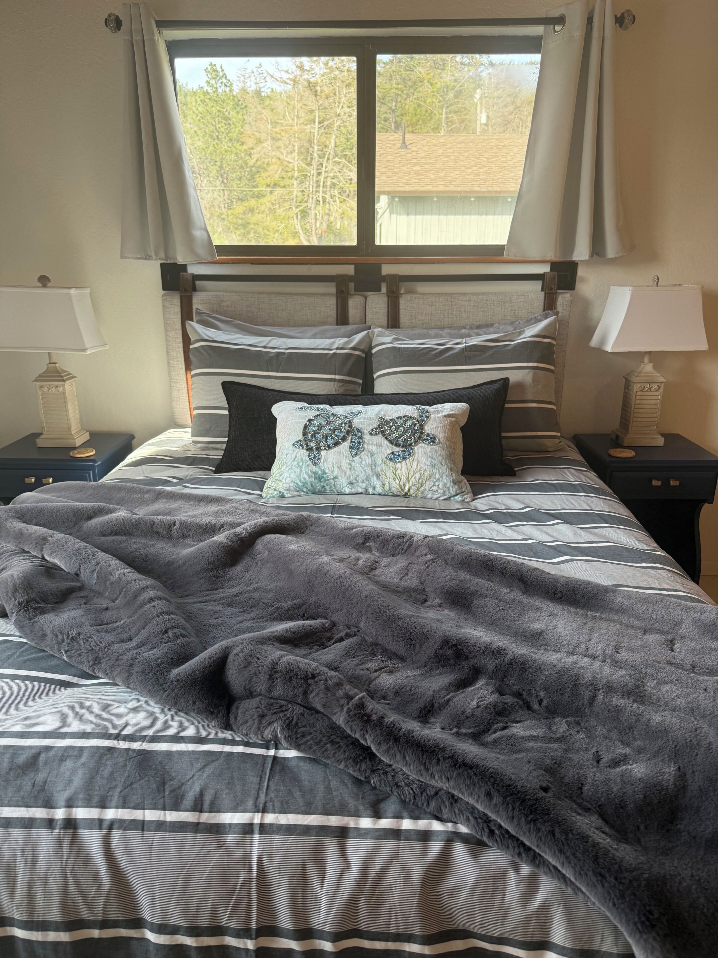 3 bedrooms, iron/ironing board, WiFi (free), bed sheets