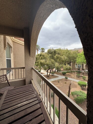 Cozy 1-bedroom condo in pleasant Las Vegas with AC and gym