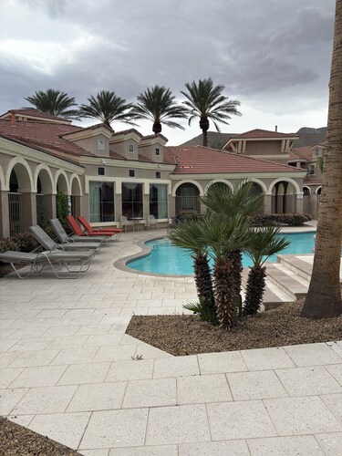 Cozy 1-bedroom condo in pleasant Las Vegas with AC and gym