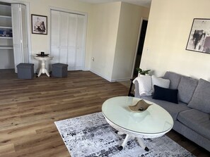Living area - Charming 2-bedroom apartment within walking distance to beach (Myrtle Beach)