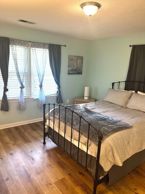 WiFi, bed sheets - Charming 2-bedroom apartment within walking distance to beach (Myrtle Beach)