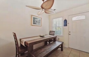 Dining - Charming 2-bedroom apartment within walking distance to beach (Myrtle Beach)