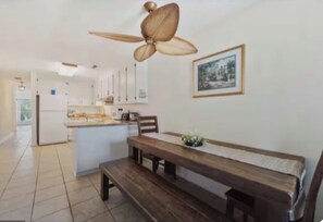 Dining - Charming 2-bedroom apartment within walking distance to beach (Myrtle Beach)