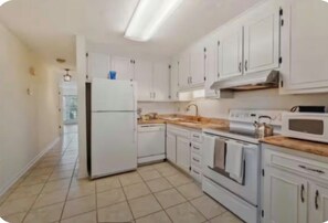 Private kitchen - Charming 2-bedroom apartment within walking distance to beach (Myrtle Beach)