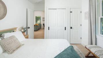 2 slaapkamers, een bureau, een strijkplank/strijkijzer, reisbedje